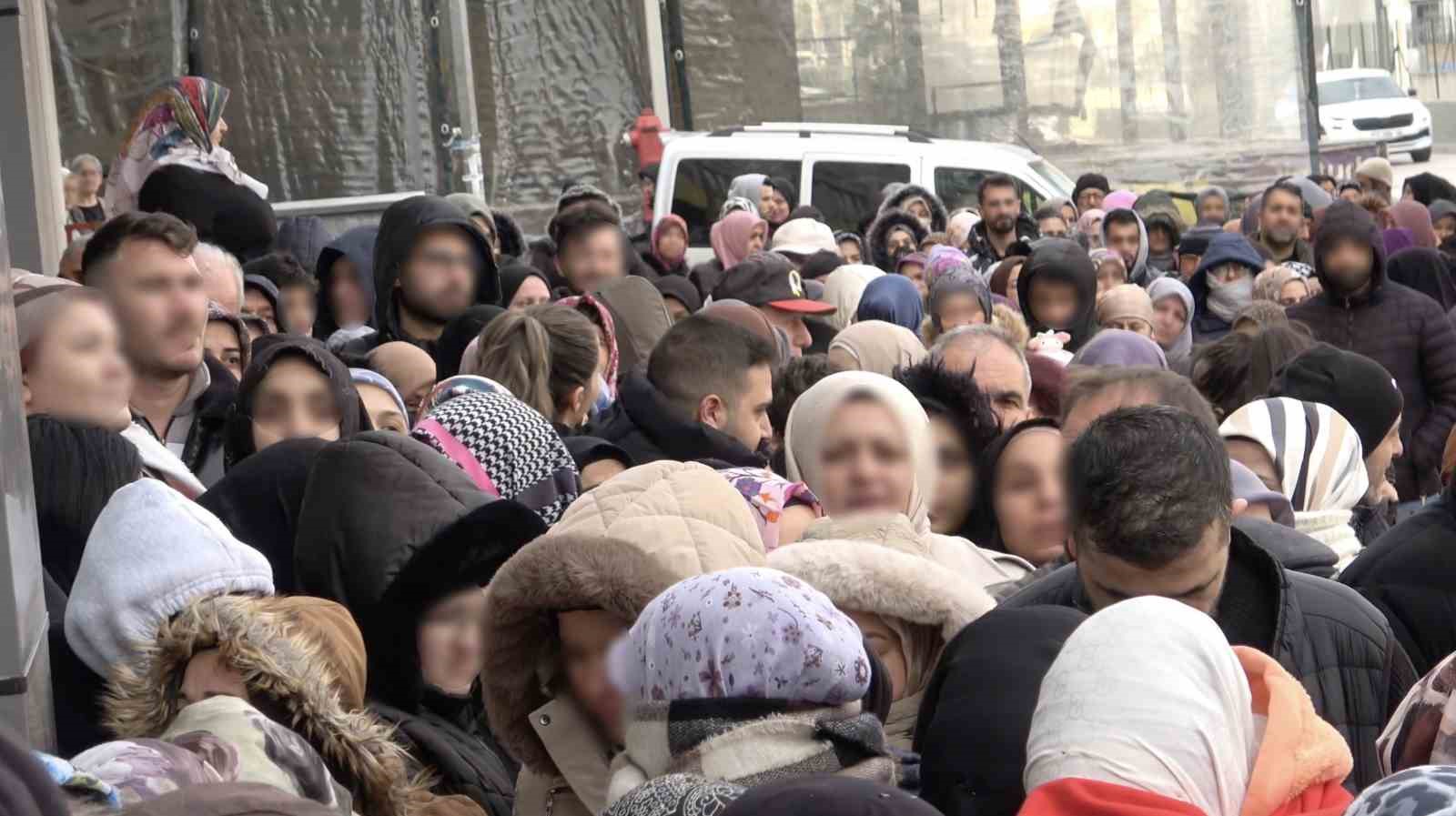 Bursa’da indirim izdihamı: 100 liralık alışveriş için dondurucu soğukta saatlerce beklediler 4 bursada indirim izdihami 100 liralik alisveris icin dondurucu sogukta saatlerce beklediler 0 XkTg9rQX