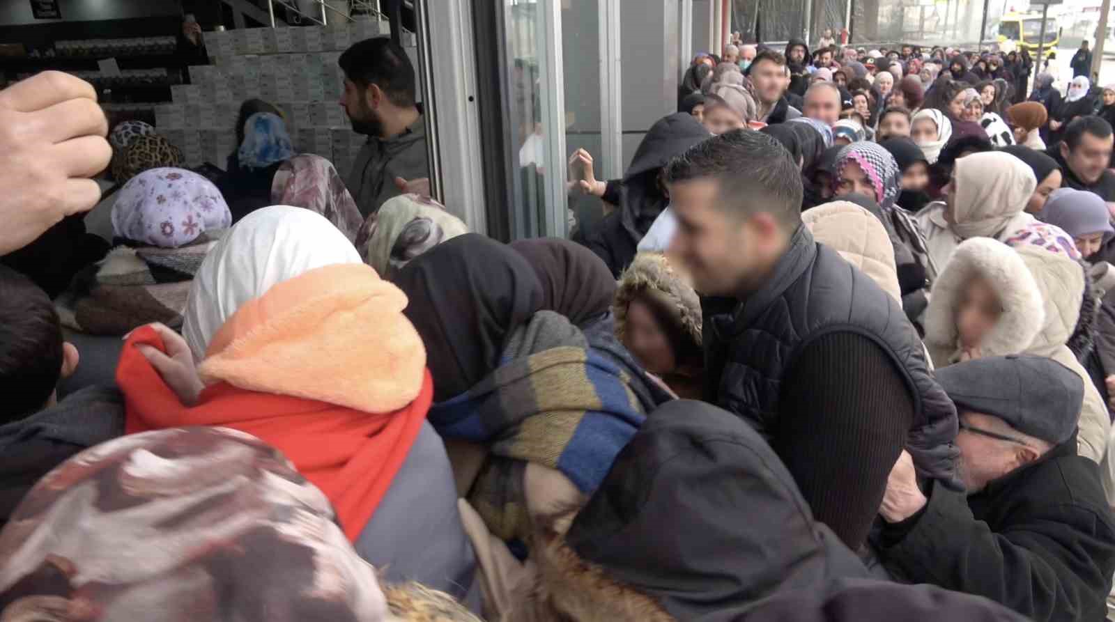 Bursa’da indirim izdihamı: 100 liralık alışveriş için dondurucu soğukta saatlerce beklediler 6 bursada indirim izdihami 100 liralik alisveris icin dondurucu sogukta saatlerce beklediler 2 v6TsvAU1