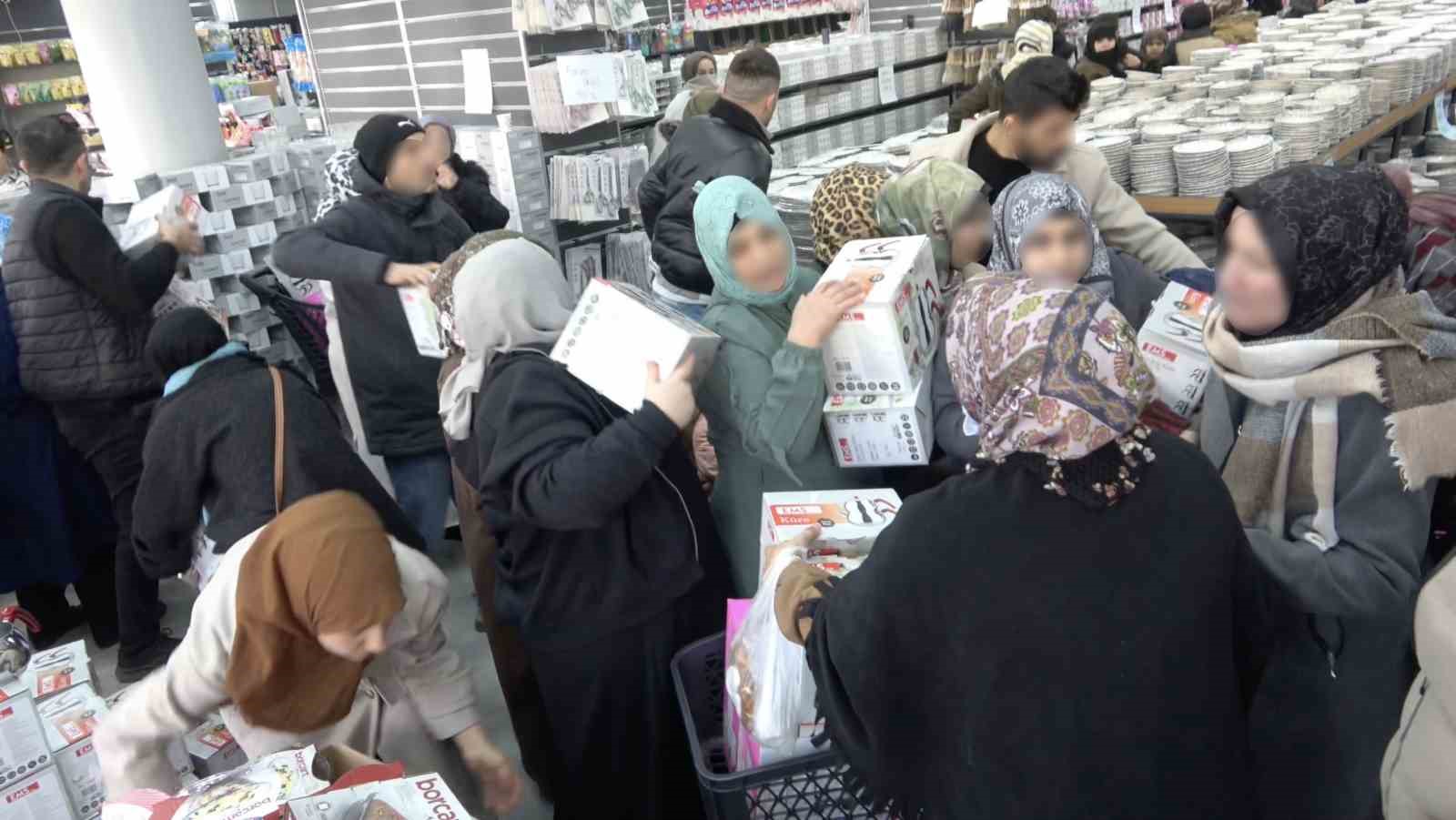 Bursa’da indirim izdihamı: 100 liralık alışveriş için dondurucu soğukta saatlerce beklediler 7 bursada indirim izdihami 100 liralik alisveris icin dondurucu sogukta saatlerce beklediler 3 4qH3LGSd