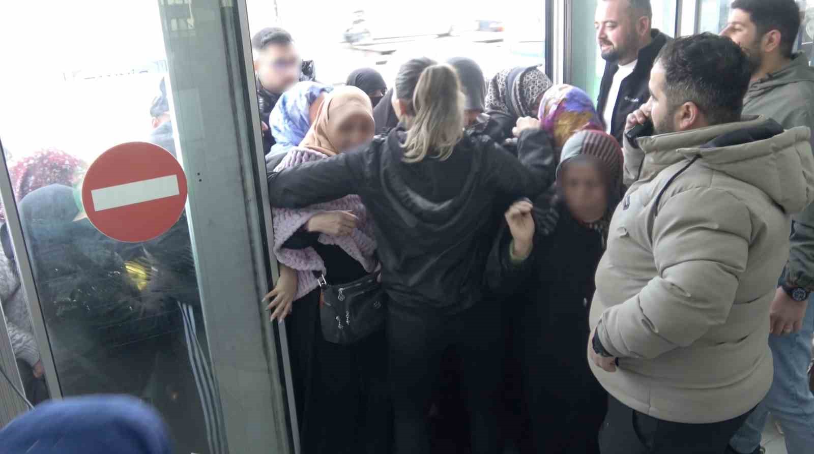 Bursa’da indirim izdihamı: 100 liralık alışveriş için dondurucu soğukta saatlerce beklediler 8 bursada indirim izdihami 100 liralik alisveris icin dondurucu sogukta saatlerce beklediler 4