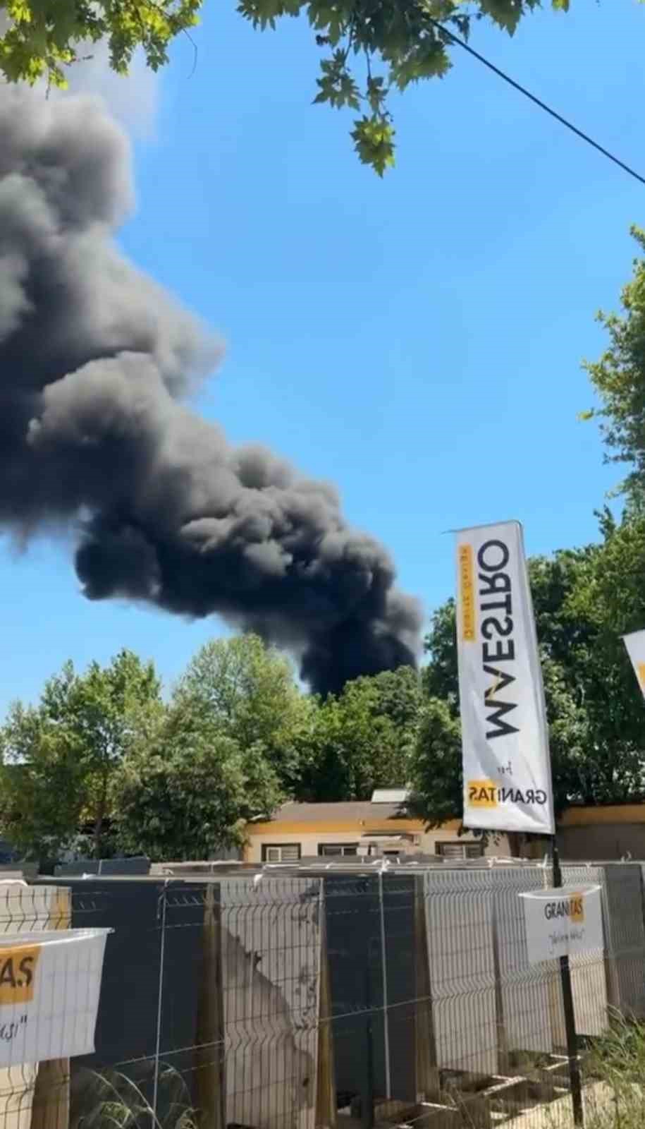 bursada insaat malzemesi deposunda buyuk yangin 4 GvBHVt9i