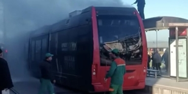 bursada-ipek-bocegi-tramvayinda-yangin-panigi-GFabBptr.jpg