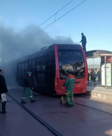 bursada-ipek-bocegi-tramvayinda-yangin-panigi-GFabBptr.jpg