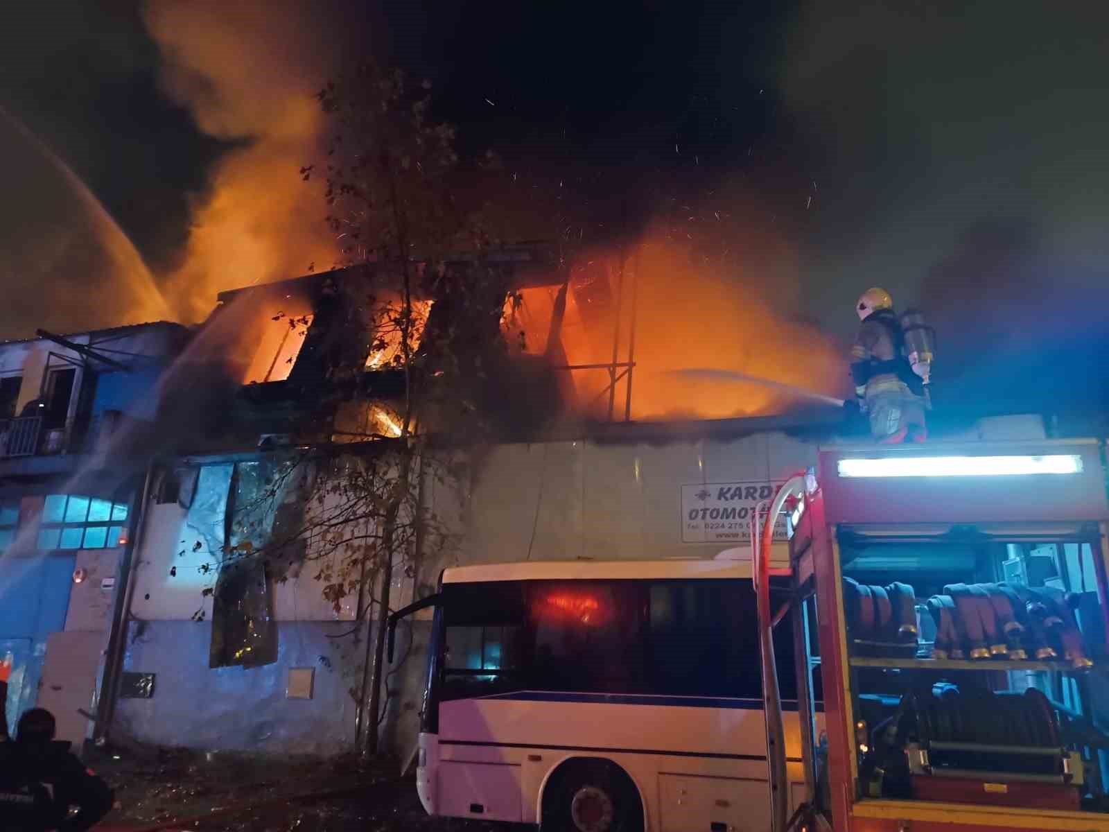 bursada is yeri yangini alevler cevredeki isletmelere sicradi 0