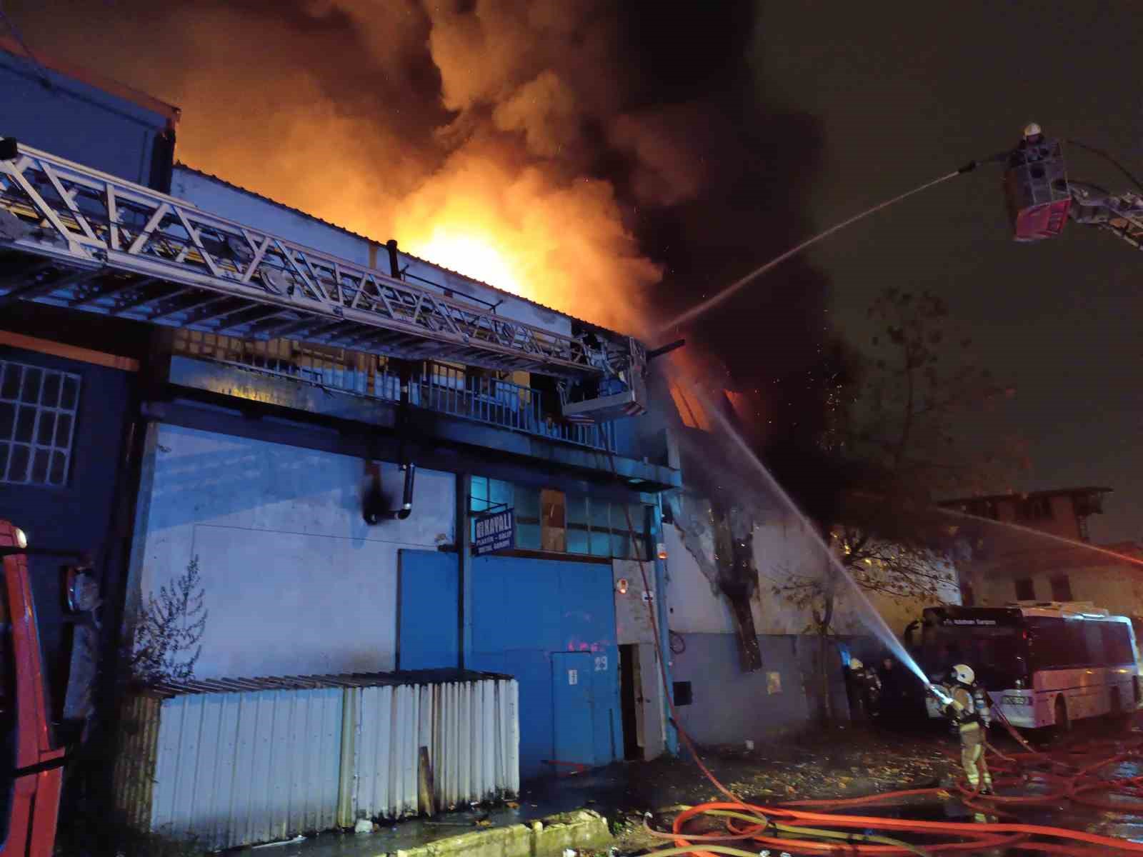 bursada is yeri yangini alevler cevredeki isletmelere sicradi 2 MIXL37Ji