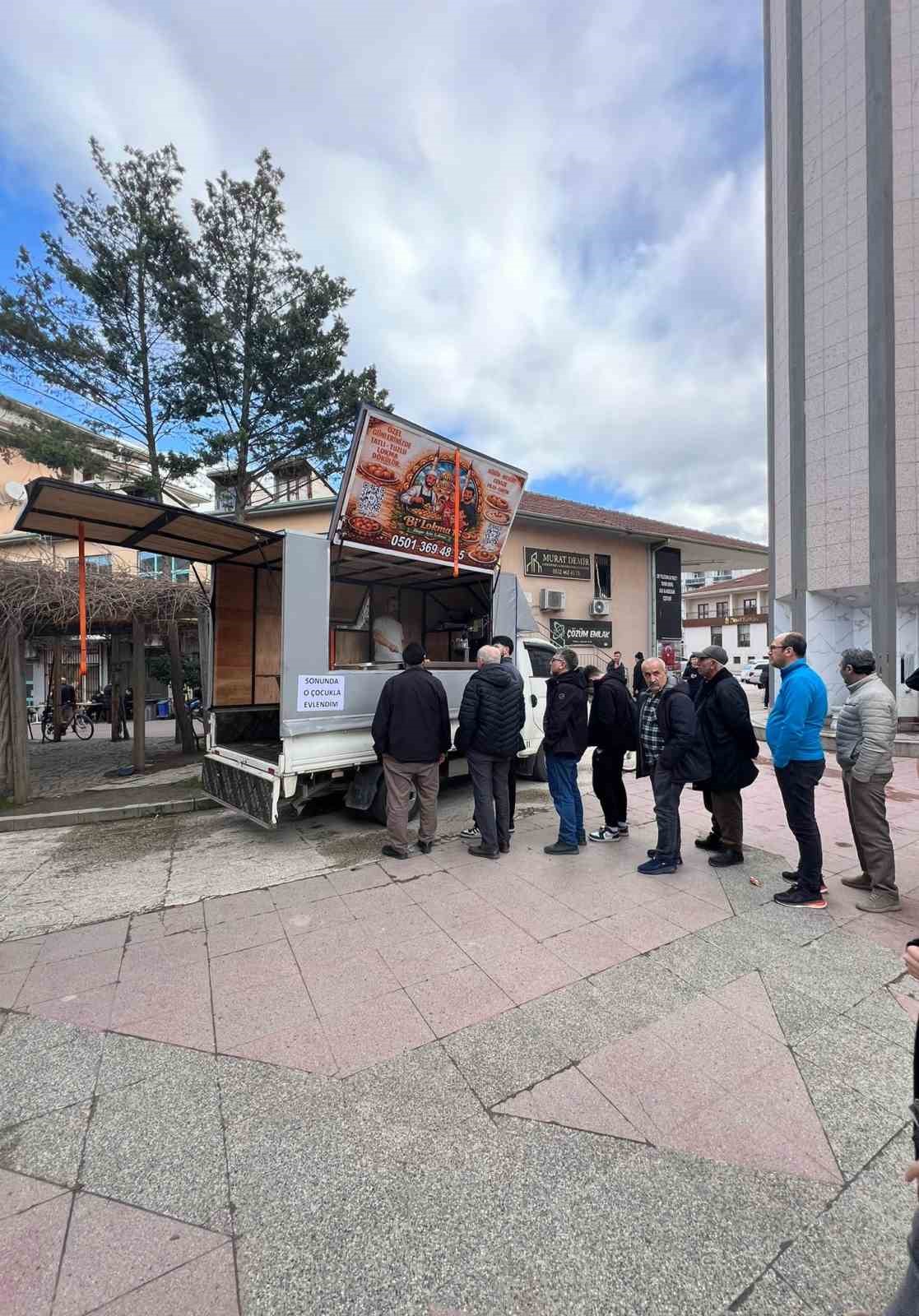 bursada istedigi ile evlenen kadin lokma dagitti 2 hGY6rKfi
