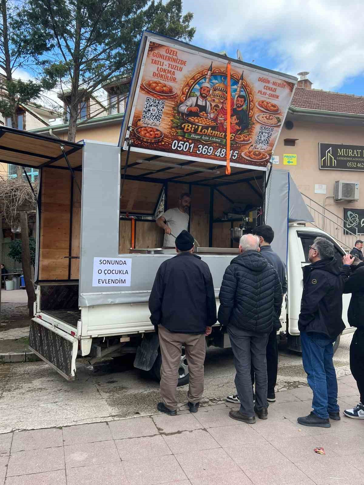 bursada istedigi ile evlenen kadin lokma dagitti 4 yI76F1QX