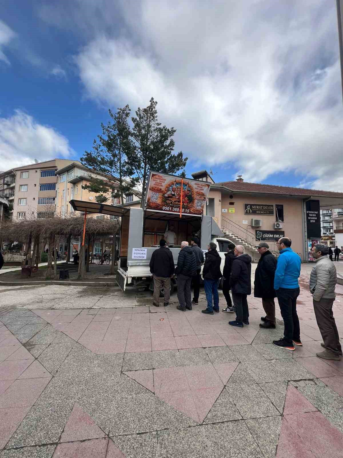 bursada istedigi ile evlenen kadin lokma dagitti 5 TishDBOD