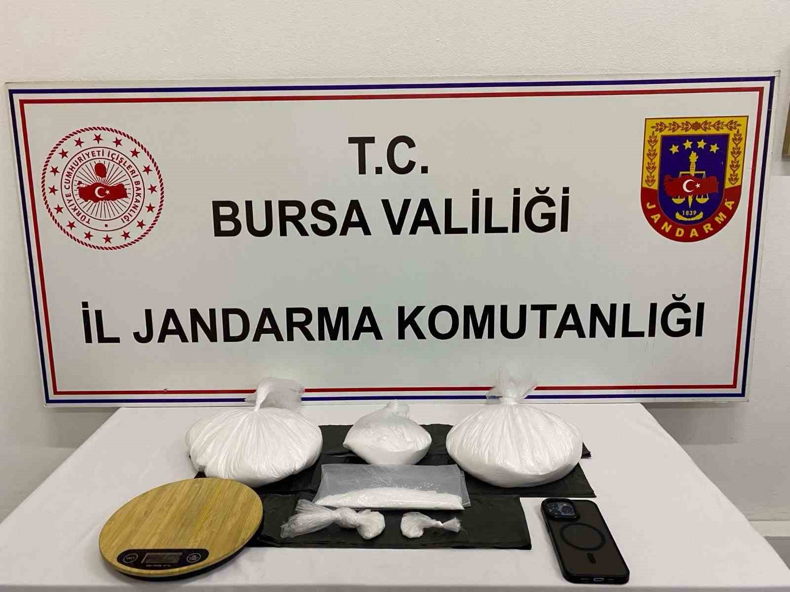 bursada jandarmadan uyusturucu operasyonu 2 kilo 355 gram metamfetamin ele gecirildi 0 UPUwAyzf
