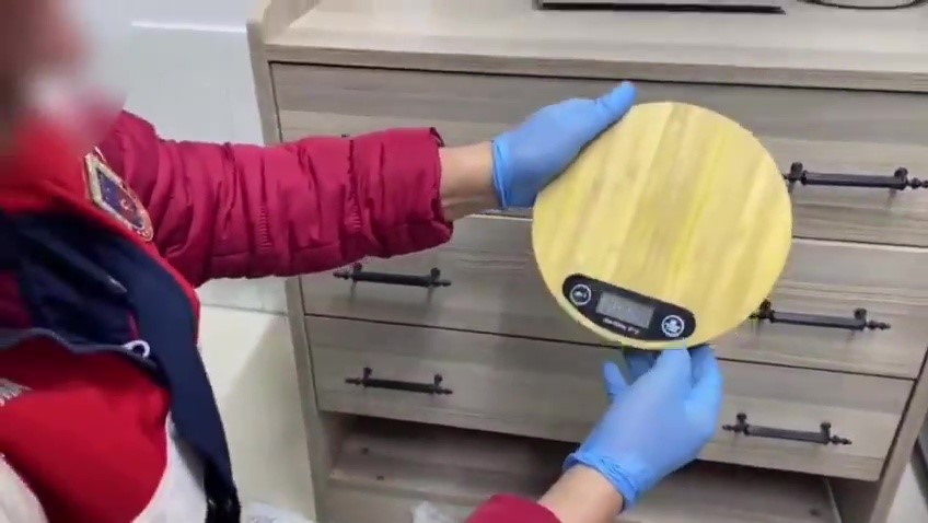 bursada jandarmadan uyusturucu operasyonu 2 kilo 355 gram metamfetamin ele gecirildi 2 JwdfaUnu