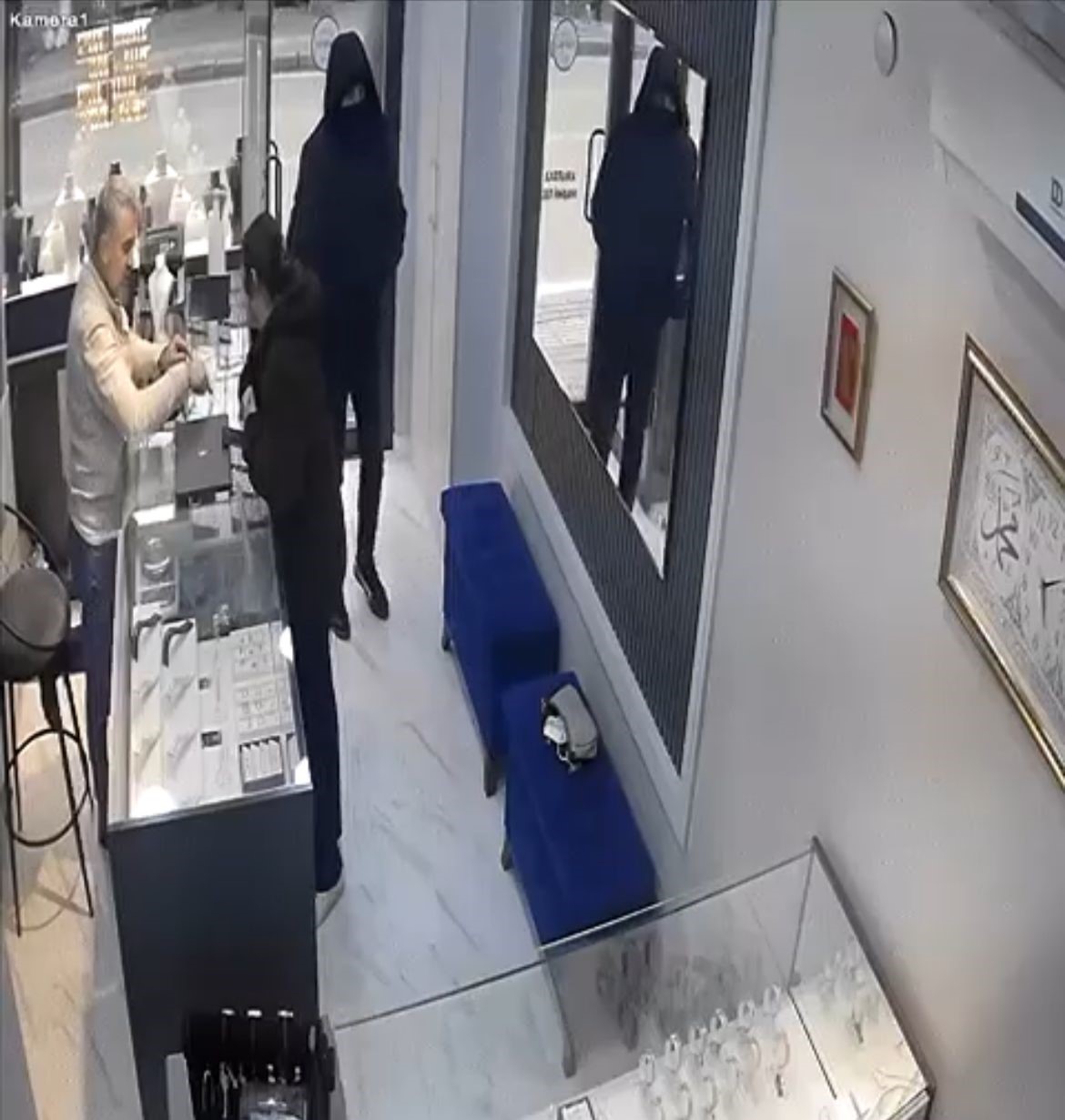 bursada kamera sakasi gibi soygun girisimi kamerada 1 vQPNO8n2
