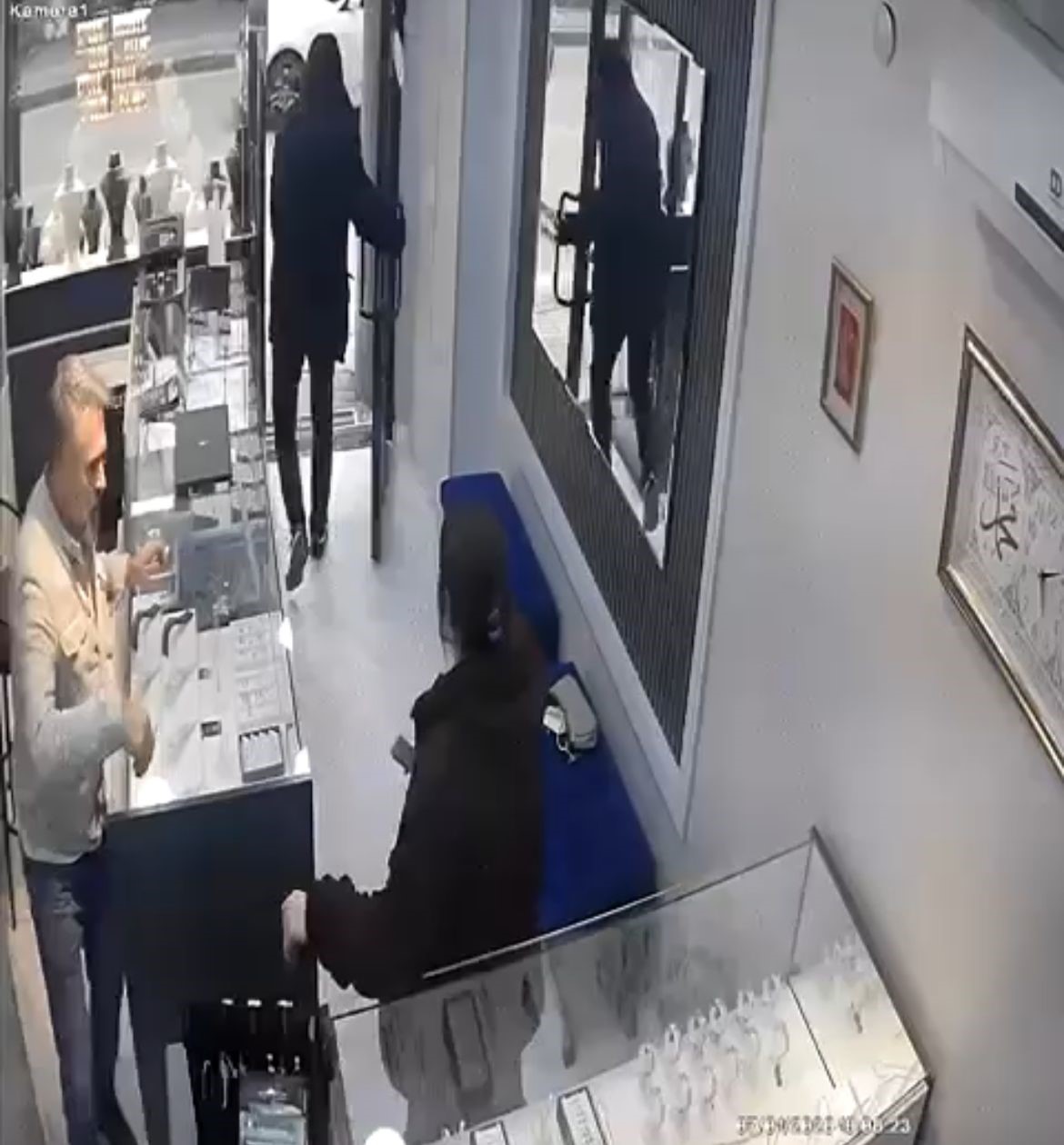 bursada kamera sakasi gibi soygun girisimi kamerada 3 kHtuIL2d