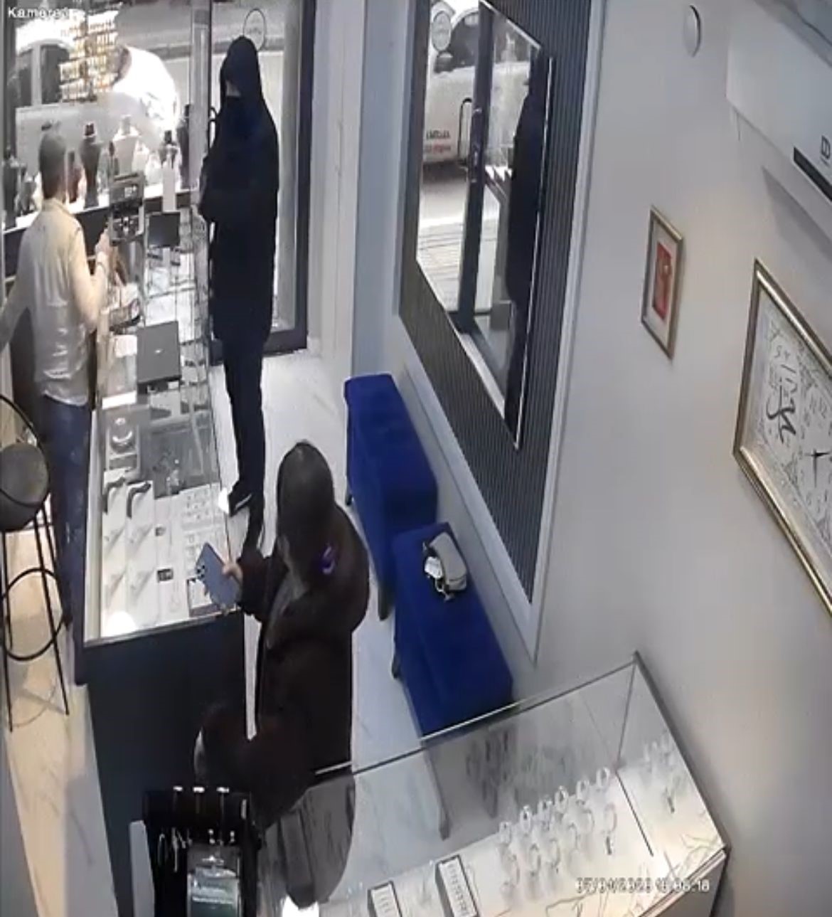 bursada kamera sakasi gibi soygun girisimi kamerada 4 UwsZwuga