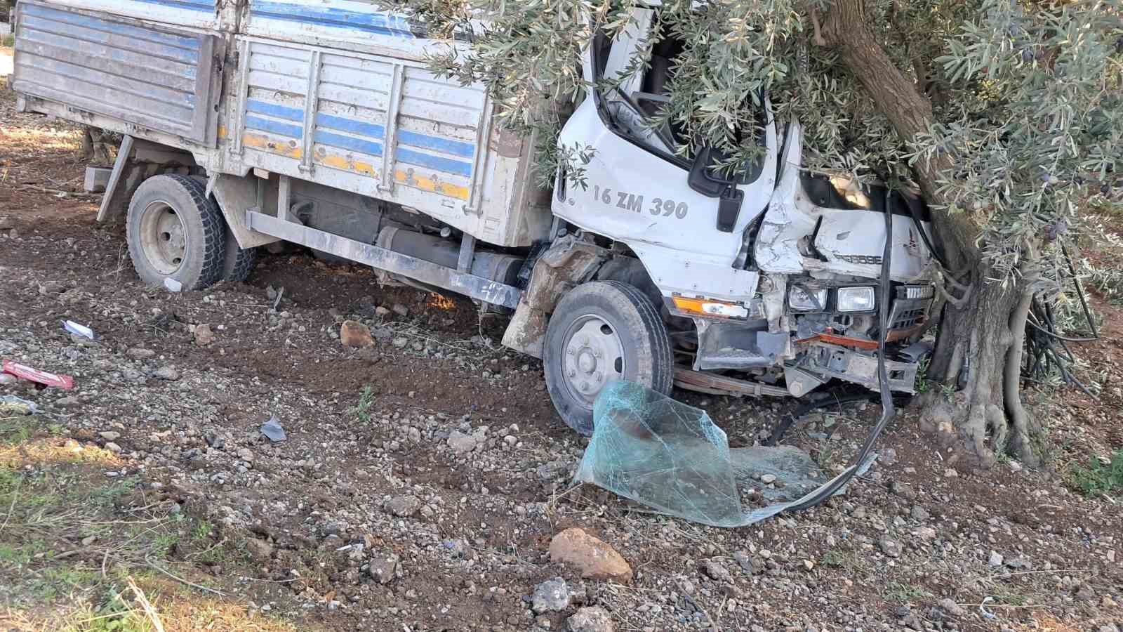 bursada kamyon otomobille carpisti 1 yarali 1 FcvWcKV7