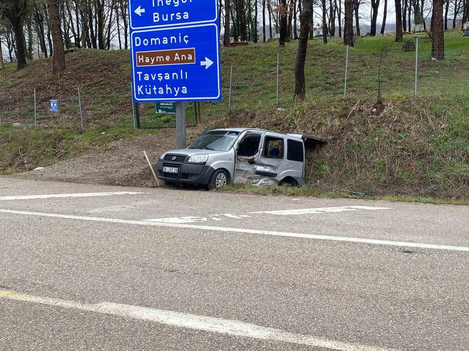 bursada kamyonet ile hafif ticari arac carpisti 4 yarali 0