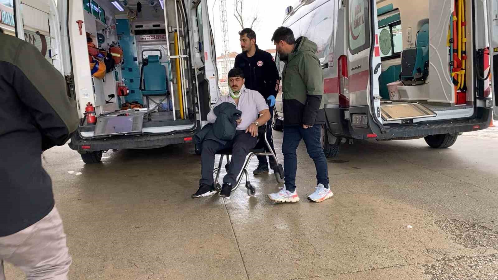 bursada kamyonet ile hafif ticari arac carpisti 4 yarali 1 LDfBMgMc
