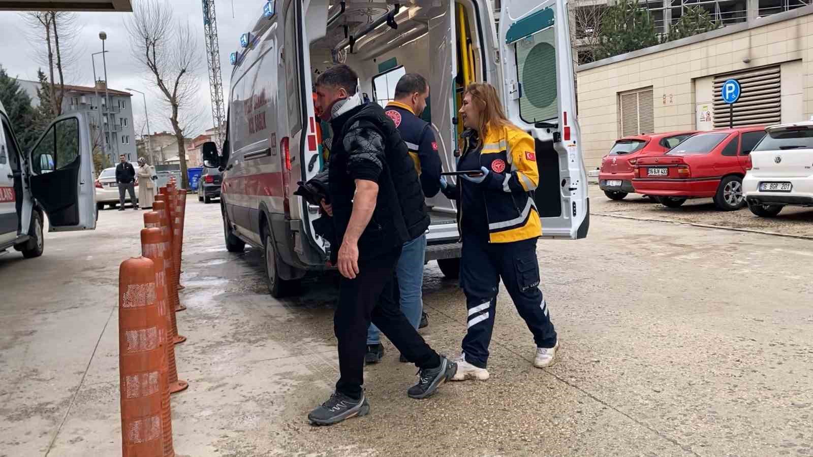 bursada kamyonet ile hafif ticari arac carpisti 4 yarali 2 7UBT6Qeg