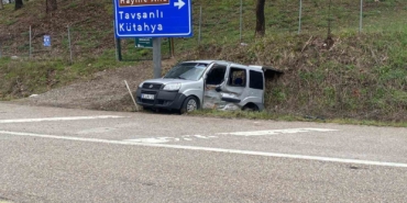 bursada-kamyonet-ile-hafif-ticari-arac-carpisti-4-yarali-wUWLalHy.jpg