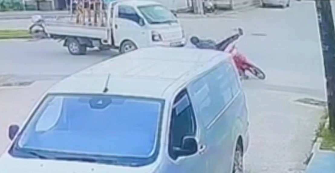 bursada kamyonet ile motosiklet carpisti 1 yarali 0