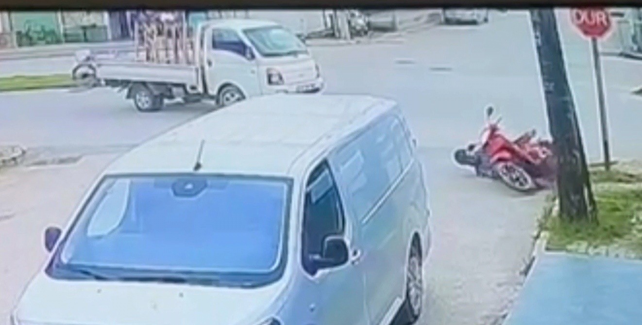 bursada kamyonet ile motosiklet carpisti 1 yarali 1 RyTm8JW3