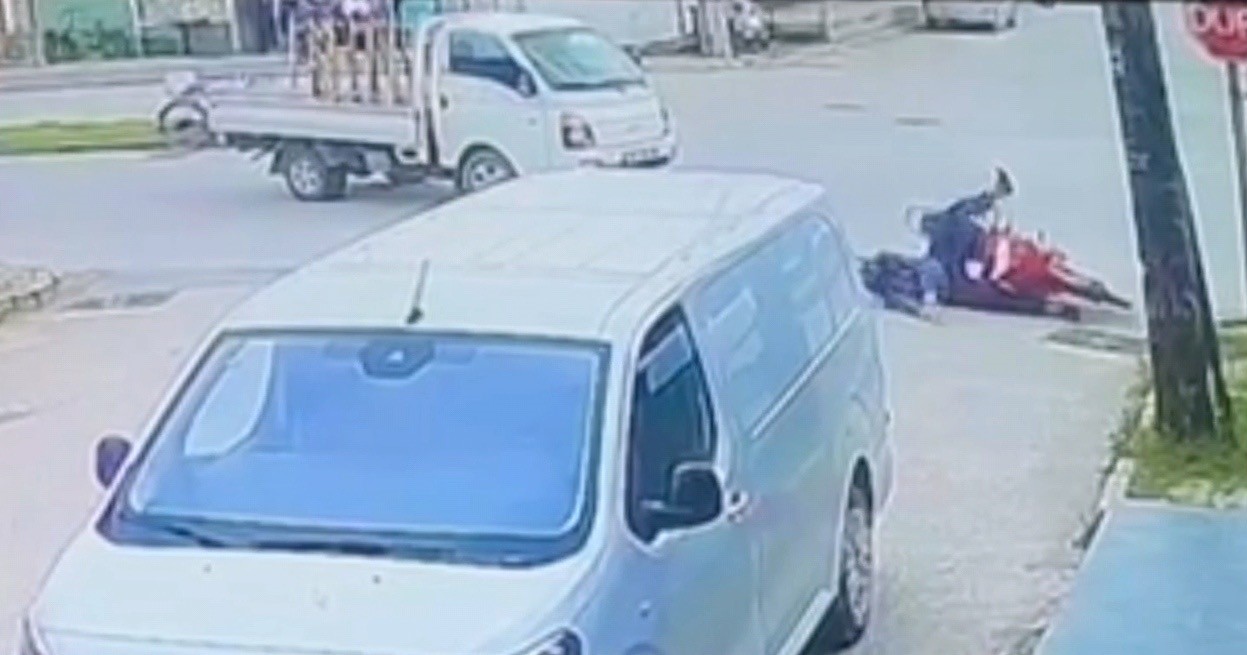 bursada kamyonet ile motosiklet carpisti 1 yarali 2 cWIqkaS6