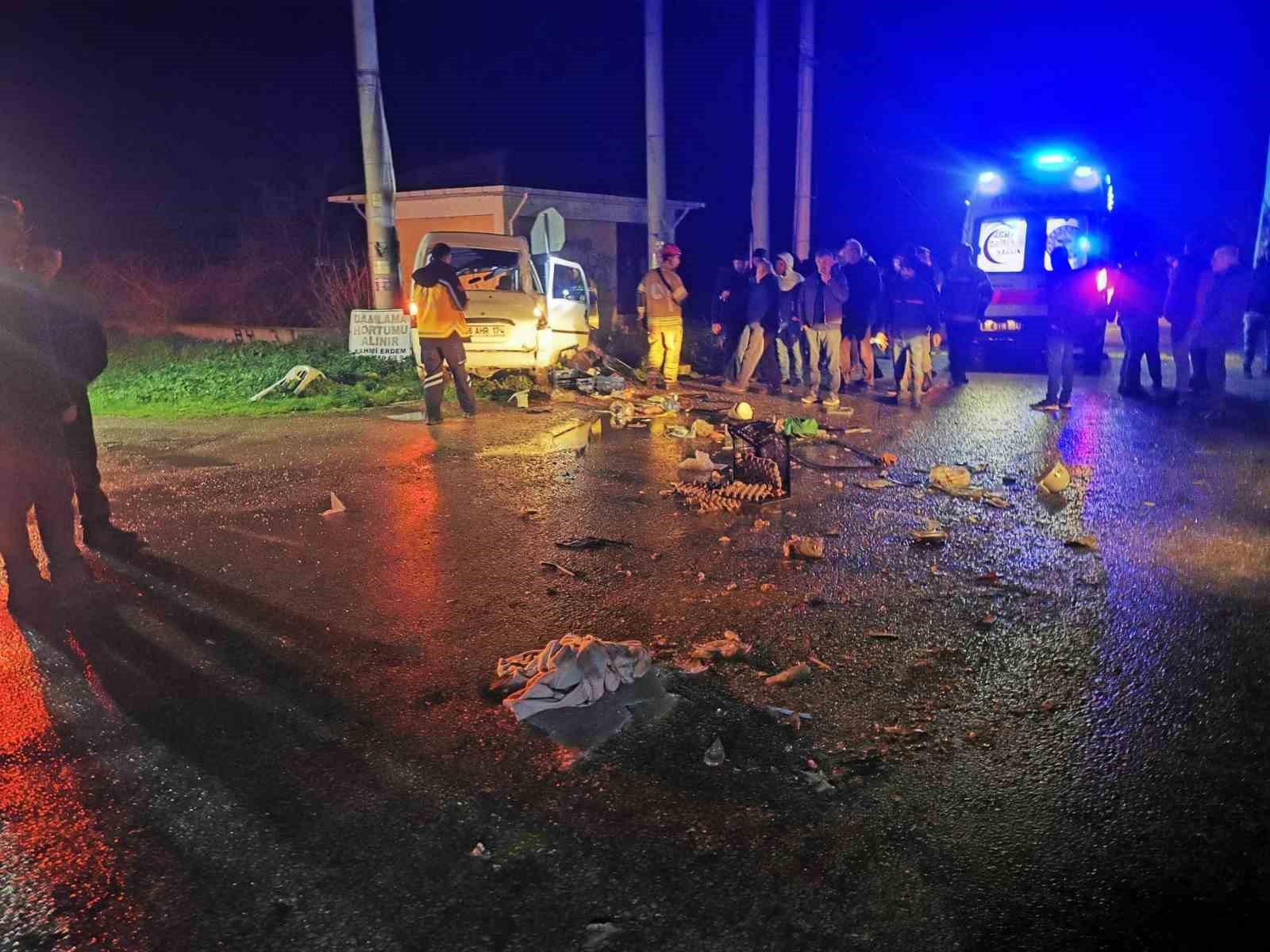 bursada kamyonet ile otomobil carpisti 2 yarali 0 JEHehVwE