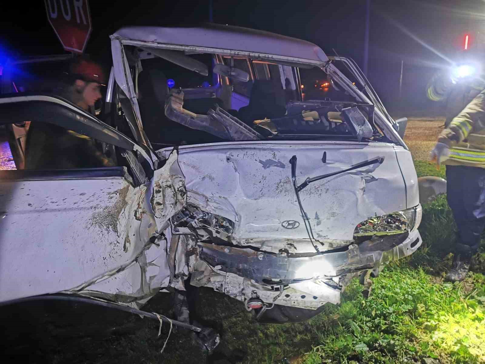 bursada kamyonet ile otomobil carpisti 2 yarali 2 3WzTWRDt