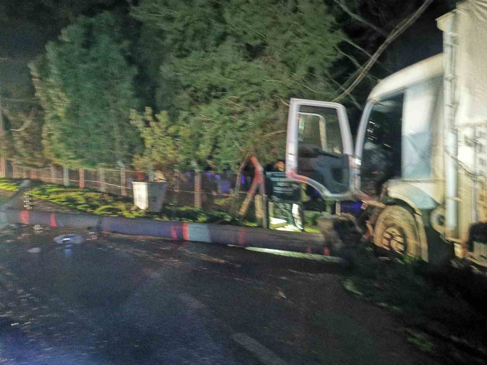 bursada kamyonet ile otomobil carpisti 2 yarali 3 vVYhvh7Z