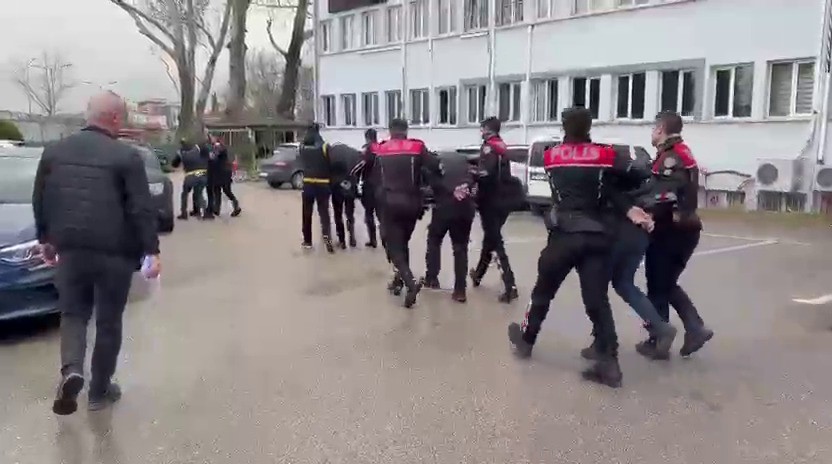 Bursa’da kan donduran cinayet anı kameraya yansımıştı... 280 saat kamera izleyip cinayeti çözdüler 5 bursada kan donduran cinayet ani kameraya yansimisti 280 saat kamera izleyip cinayeti cozduler 1 GLH7VkSF