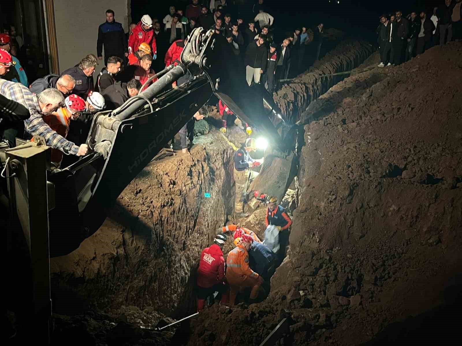 bursada kanalizasyon cukuru kazarken gocuk altinda kalan 2 kardes hayatini kaybetti 2 AQsPmvqa