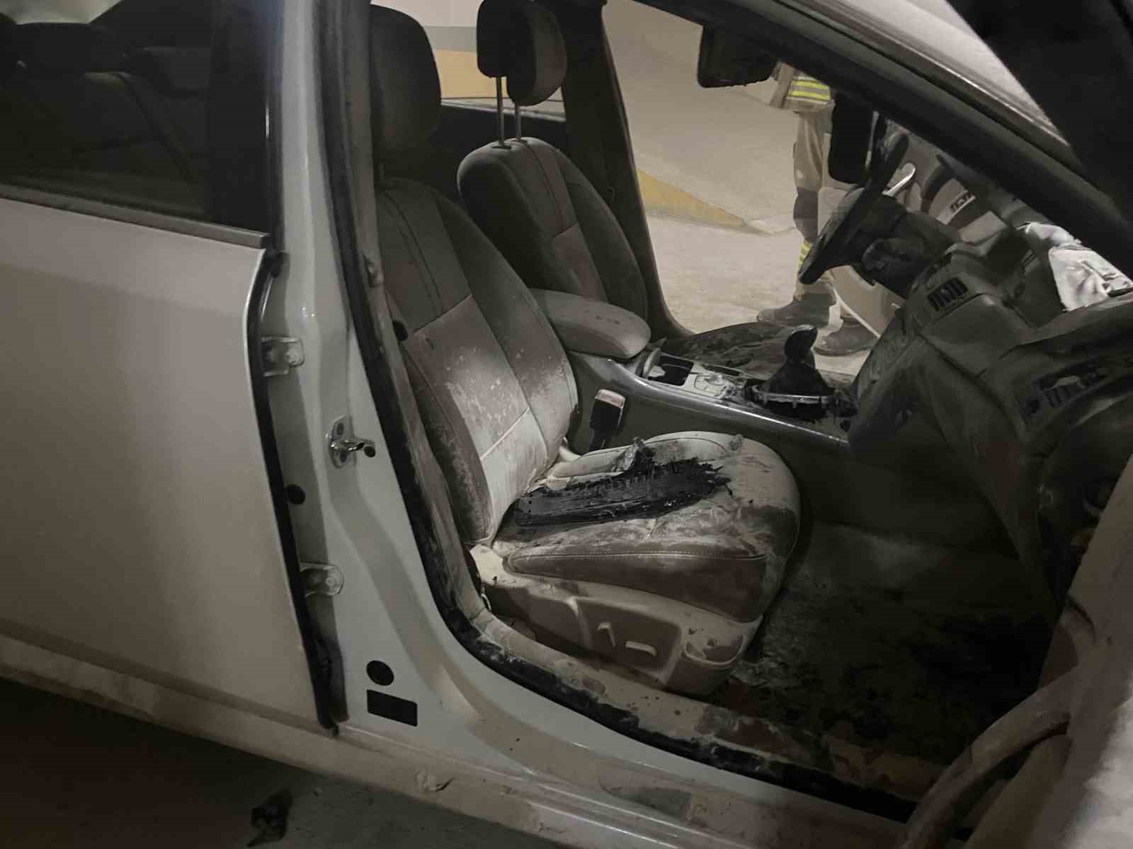 bursada kapali otoparkta yanan otomobil panige neden oldu 3 bi93kwyf