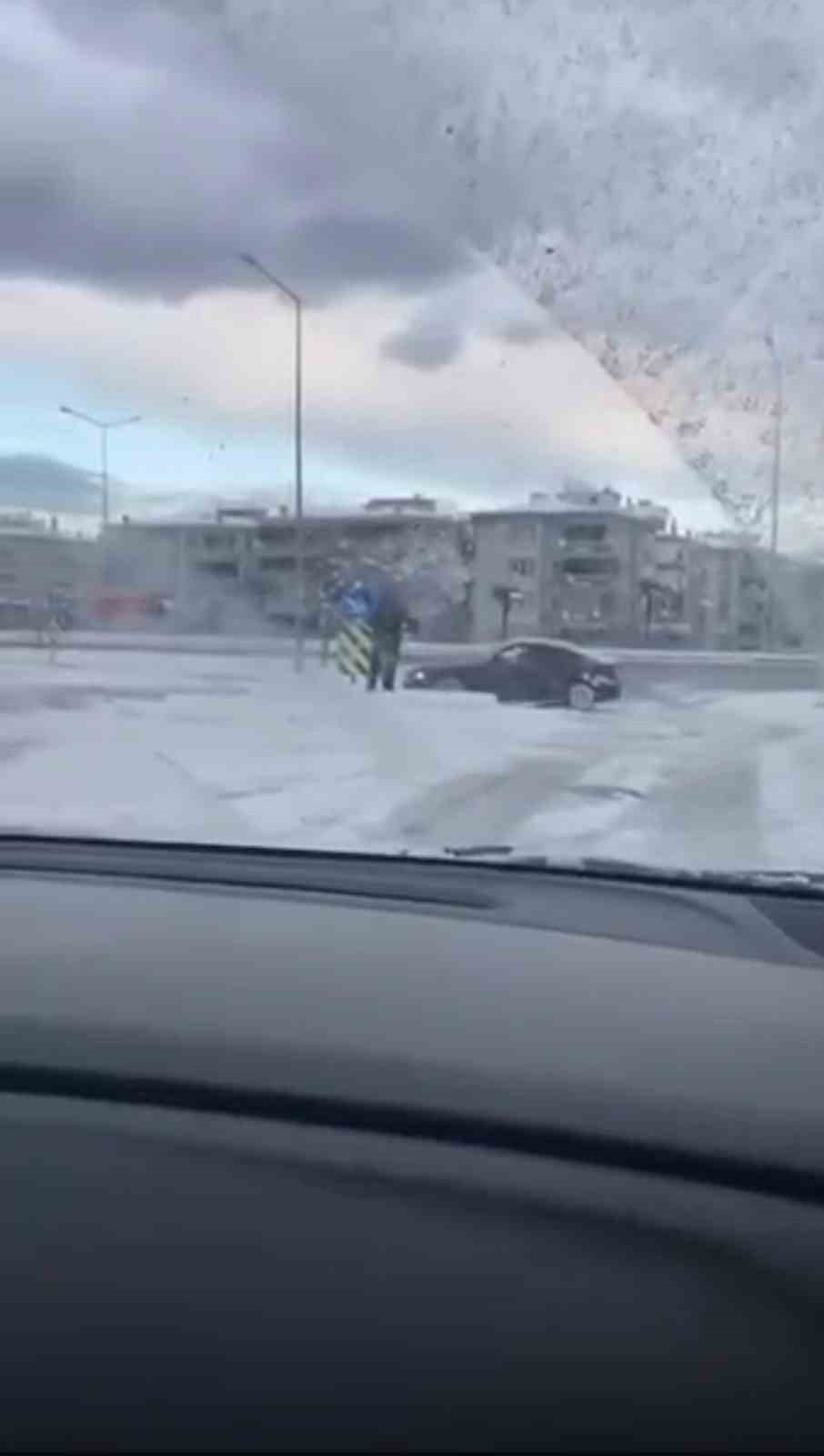 bursada kar yagisini firsat bildi kavsakta drift atti 1 gCc8BZUC