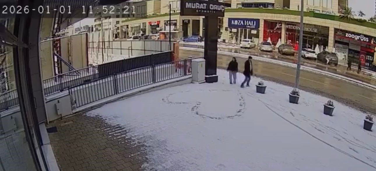 Bursa’da karla kaplanan kaldırımda kalp çizdiler, güvenlik kamerasını izleyenlerin içi ısındı 5 bursada karla kaplanan kaldirimda kalp cizdiler guvenlik kamerasini izleyenlerin ici isindi 1 hLU95InW