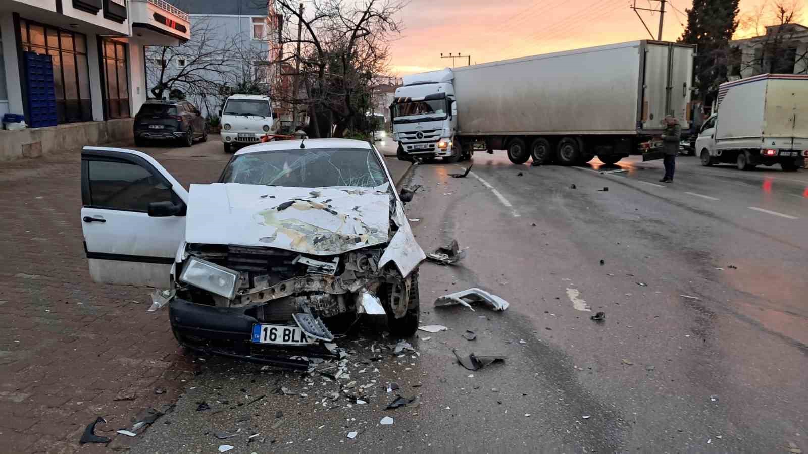 bursada karsi seride gecen tir otomobille kafa kafaya carpisti 0 J1iiKSNj