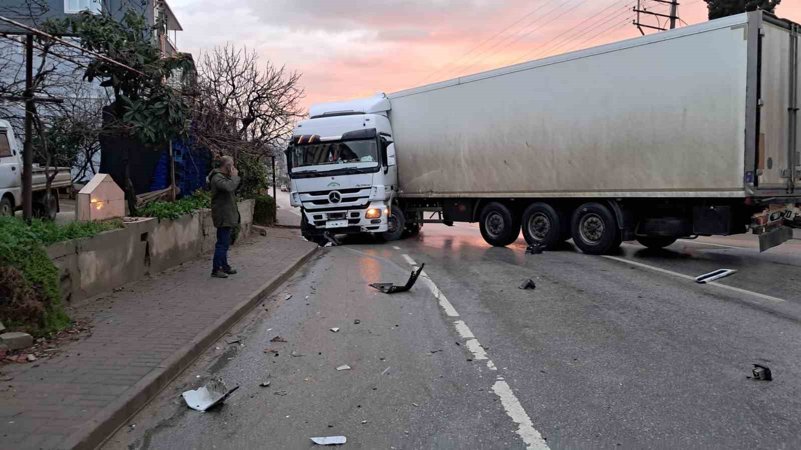 bursada karsi seride gecen tir otomobille kafa kafaya carpisti 1 hPqvbngC