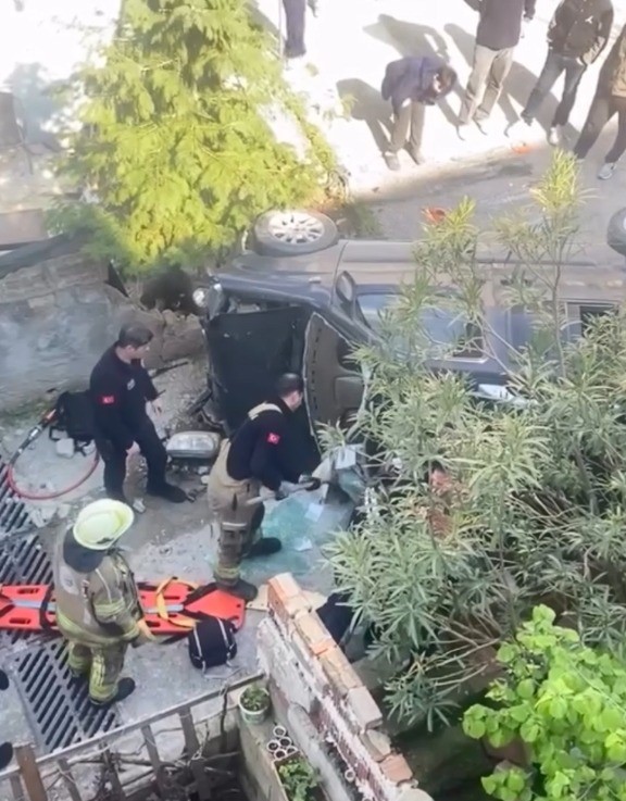 bursada kaza yapan arac merdivenlerden yuvarlandi 1 yarali 3