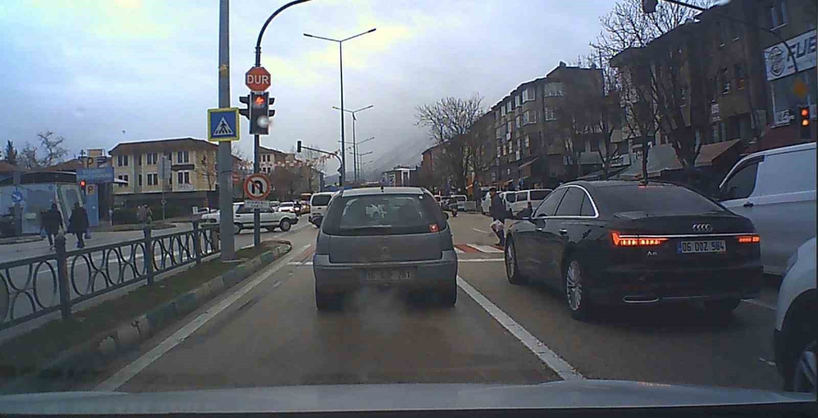bursada kirmizi isik ihlali kaza getiriyorduyayanin canini hice saydi 1