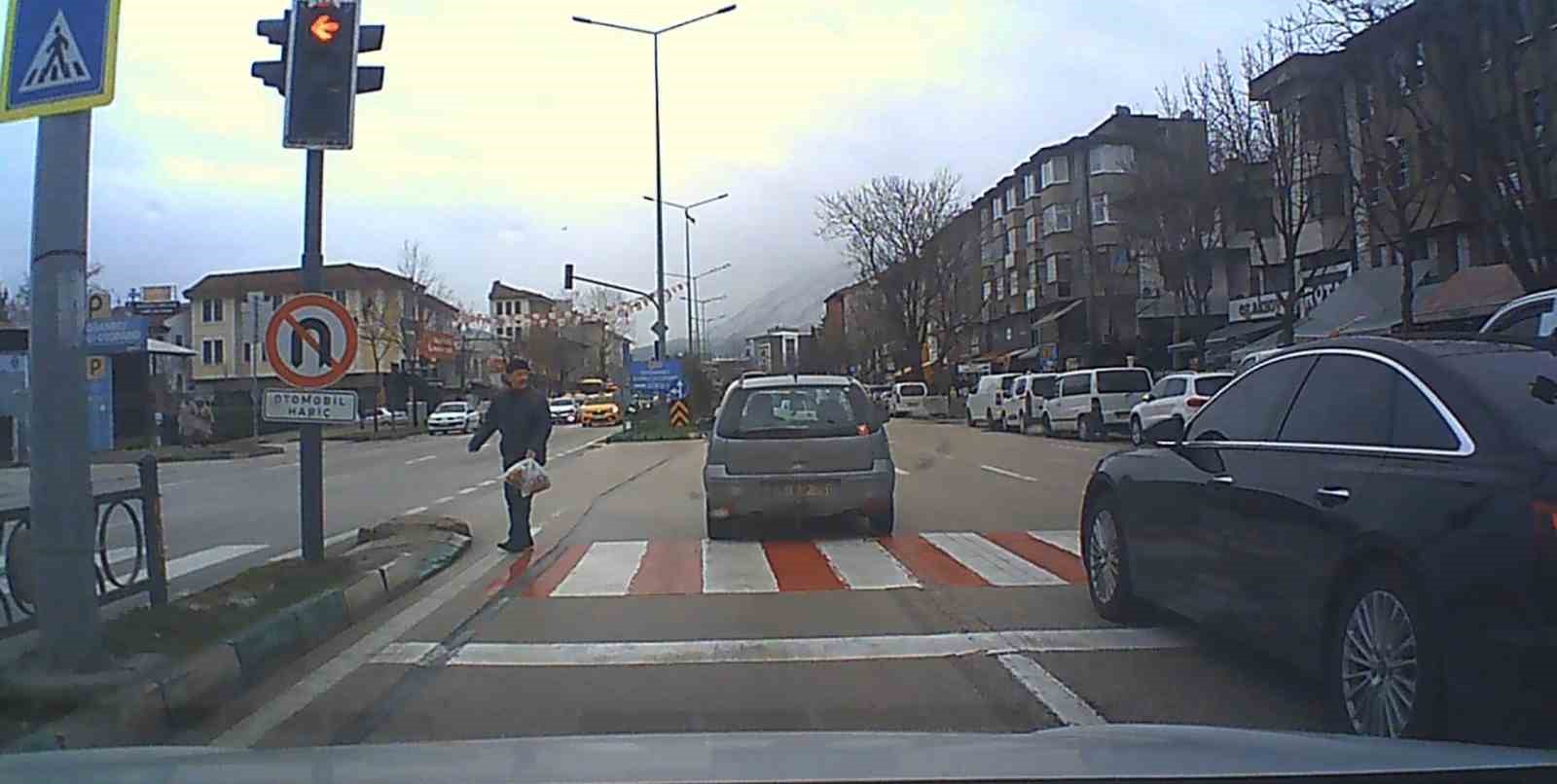 bursada kirmizi isik ihlali kaza getiriyorduyayanin canini hice saydi 3 4pP3KQgw