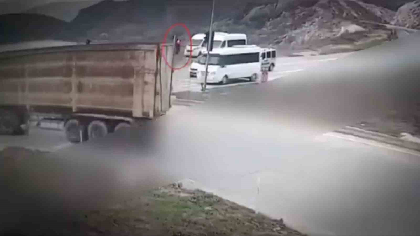 Bursa’da kırmızı ışık ihlallerine geçit yok, kameralar anbean izliyor 6 bursada kirmizi isik ihlallerine gecit yok kameralar anbean izliyor 2 yy6vMTJm