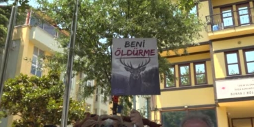 bursada-kizil-geyik-av-ihalesine-geyik-kostumlu-protesto-tKOuyS4R.jpg