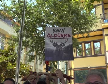 bursada-kizil-geyik-av-ihalesine-geyik-kostumlu-protesto-tKOuyS4R.jpg