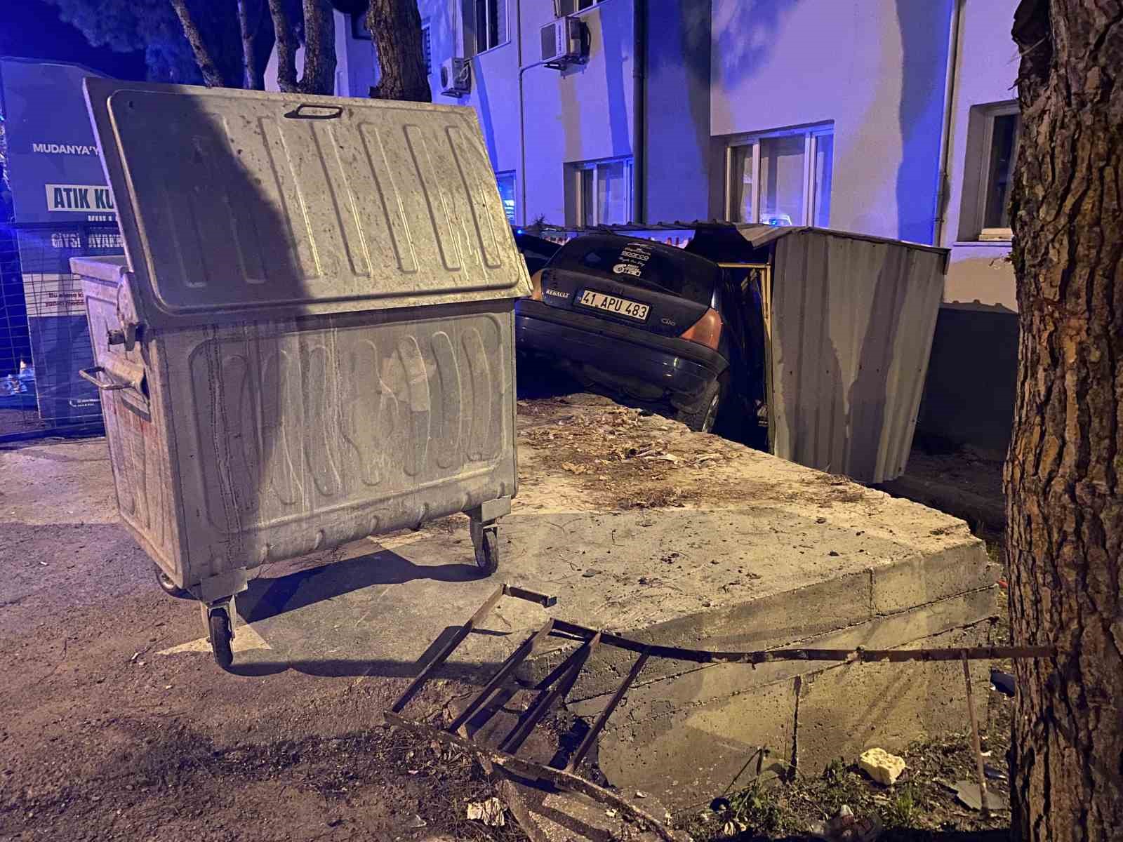 bursada kontrolden cikan arac apartmanin bahcesine savruldu 6 84r7AyTh