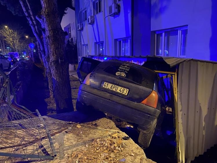 bursada kontrolden cikan arac apartmanin bahcesine savruldu 9 BNsrRnAt