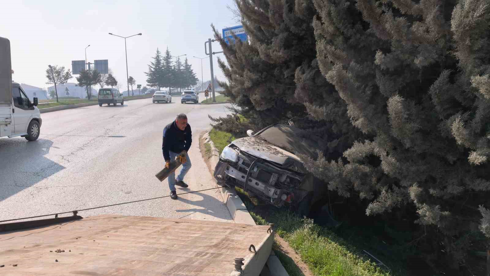 bursada kontrolden cikan otomobil agaclik alana uctu 1 yaralandi 4 hicqdn5I