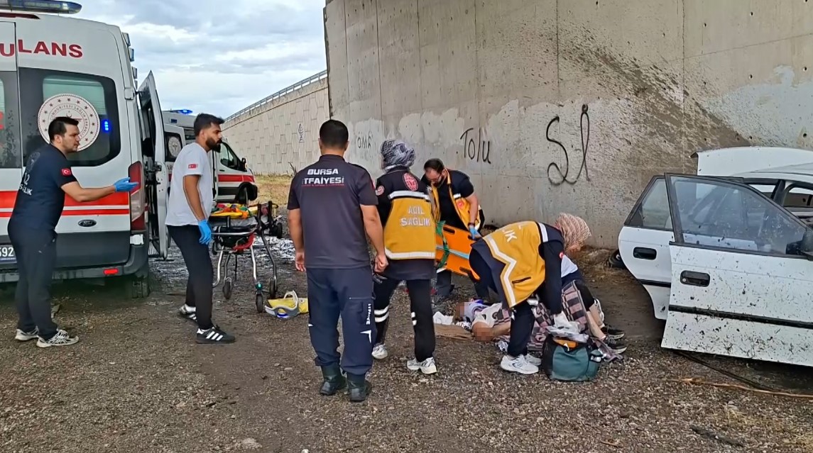 bursada koprulu kavsakta feci kaza 3 olu 2 agir yarali 5 vNlbp2I4