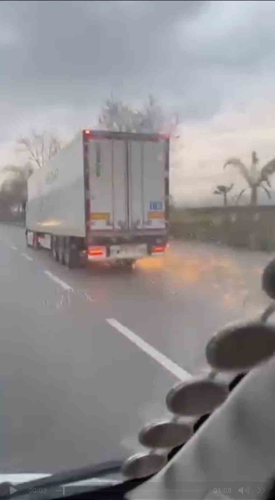 bursada korku dolu anlar diregi deviren tir olay yerinden kacti 1 ABNInYcj