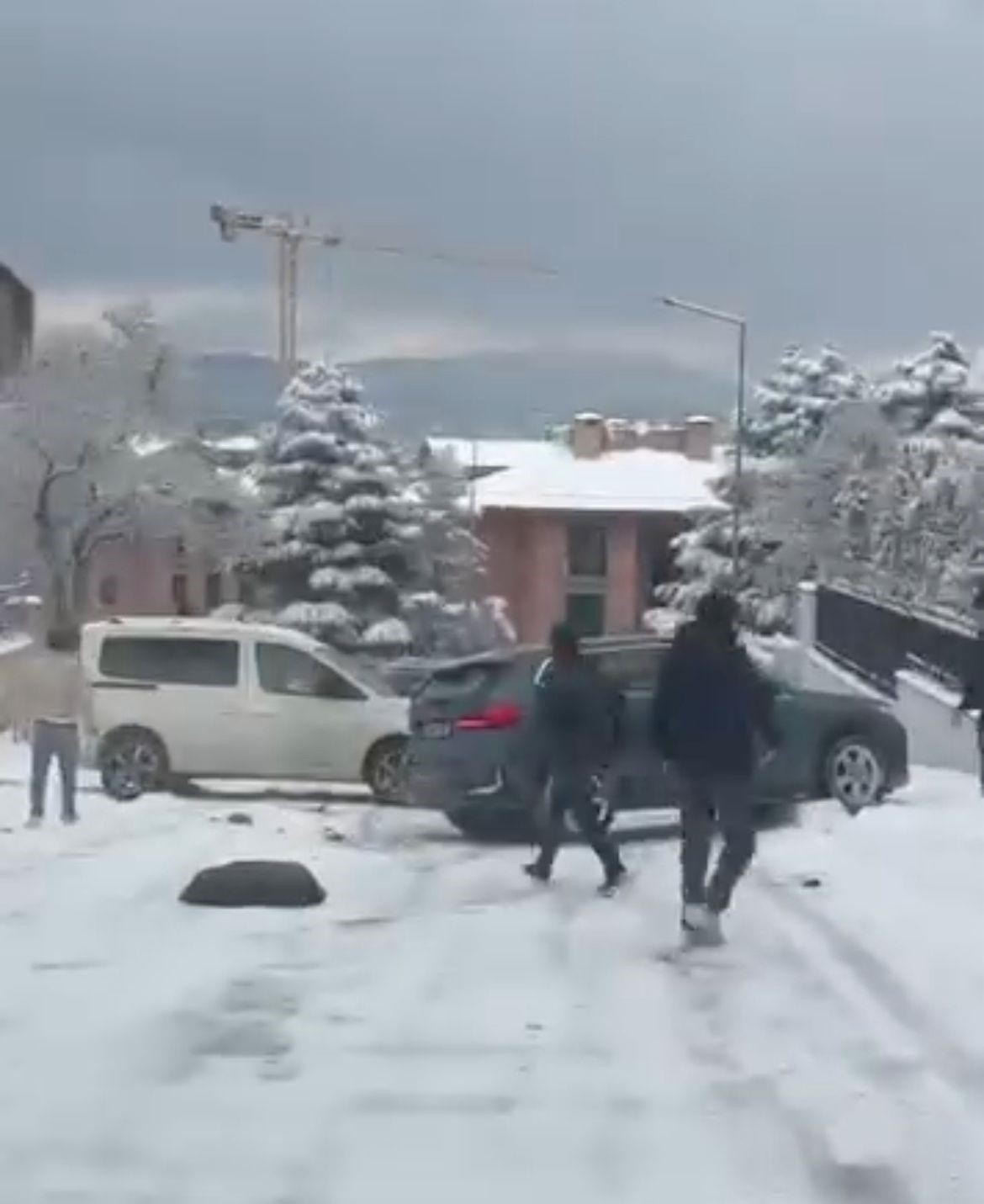 bursada korku dolu anlar kayan arac vatandaslarin arasina daldi 1 yBGK3Gcq