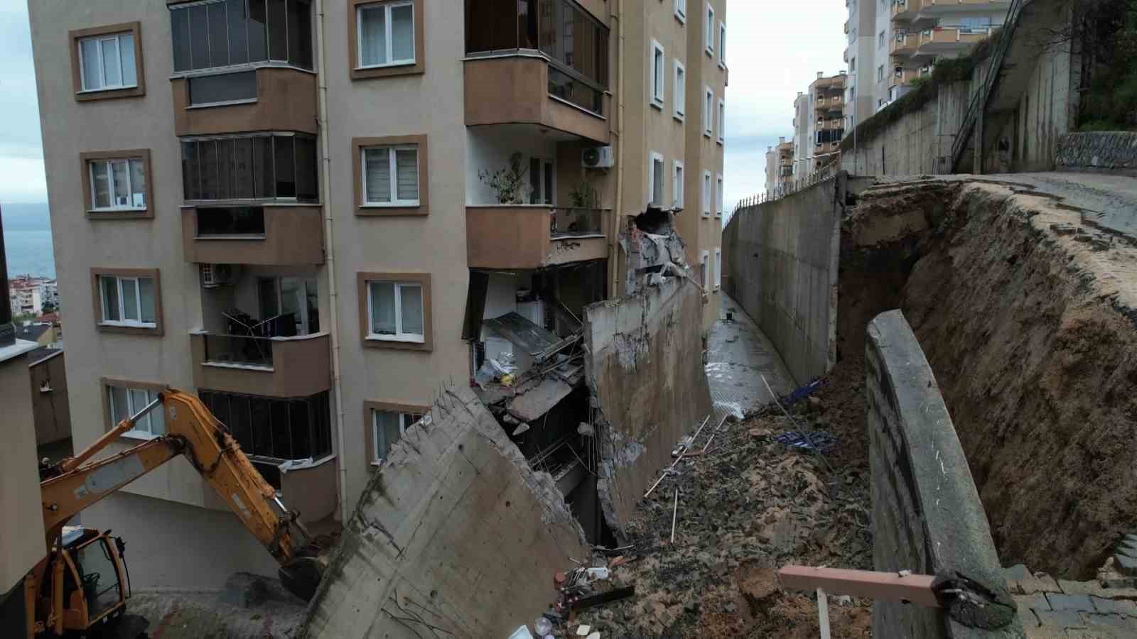 bursada korkutan gocuk havadan goruntulendibalkonlar yikildi araclar enkaz altinda 1 gY2bnSQN