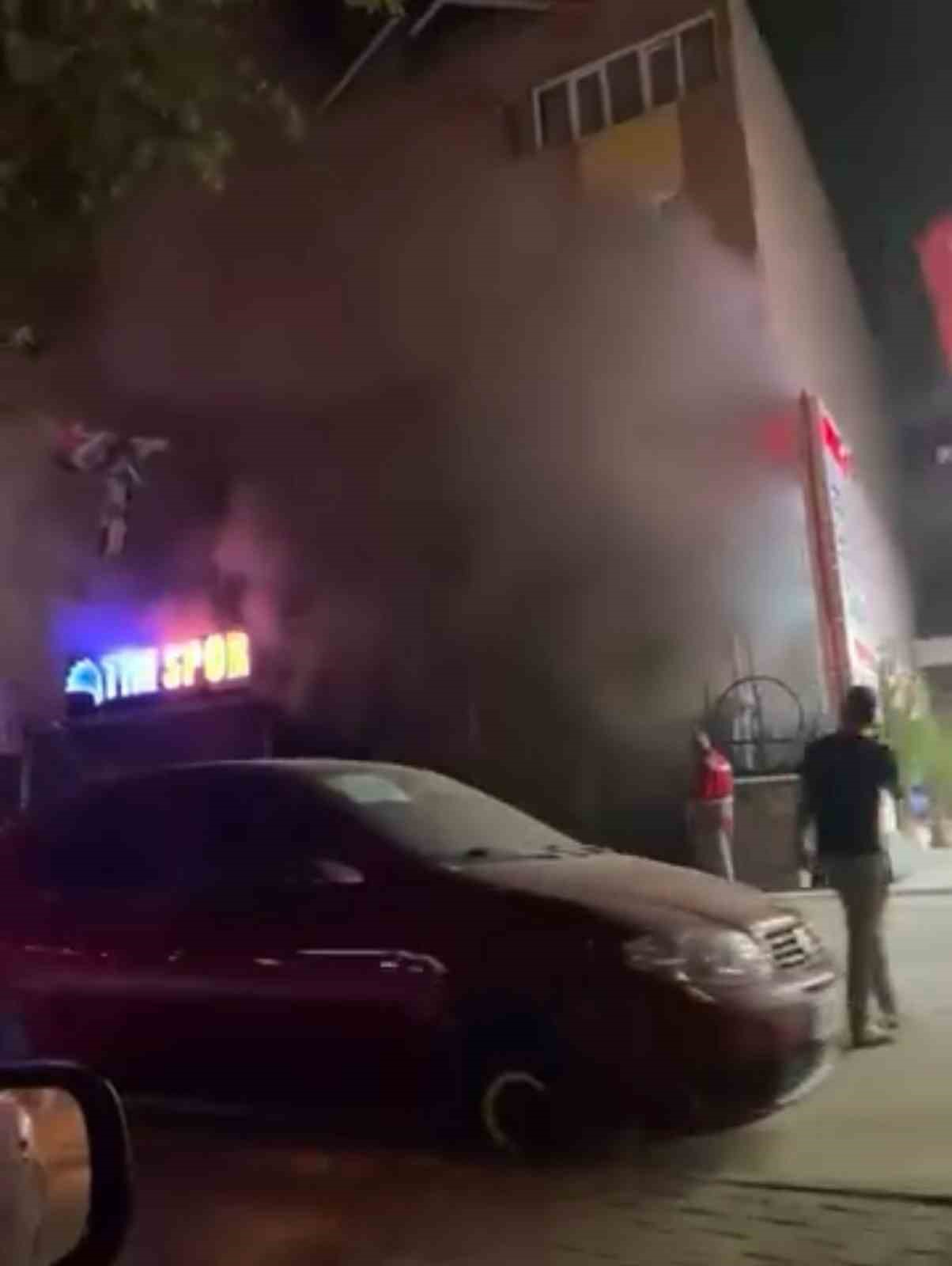 Bursa’da korkutan yangın: Alevler akaryakıt istasyonuna sıçramadan söndürüldü 6 bursada korkutan yangin alevler akaryakit istasyonuna sicramadan sonduruldu 2 dHH2mLOd
