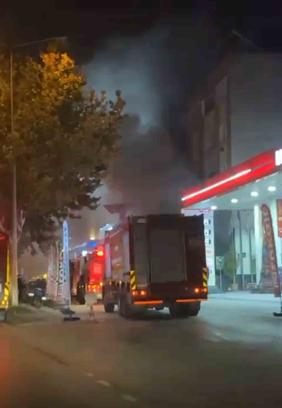 Bursa’da korkutan yangın: Alevler akaryakıt istasyonuna sıçramadan söndürüldü 7 bursada korkutan yangin alevler akaryakit istasyonuna sicramadan sonduruldu 3 NSGPha8W